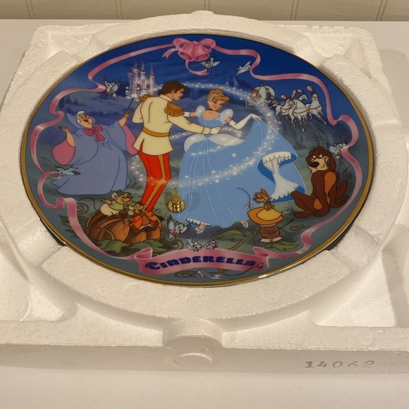 Disney Cinderella Collectible Music Plate - Picture 3 of 7